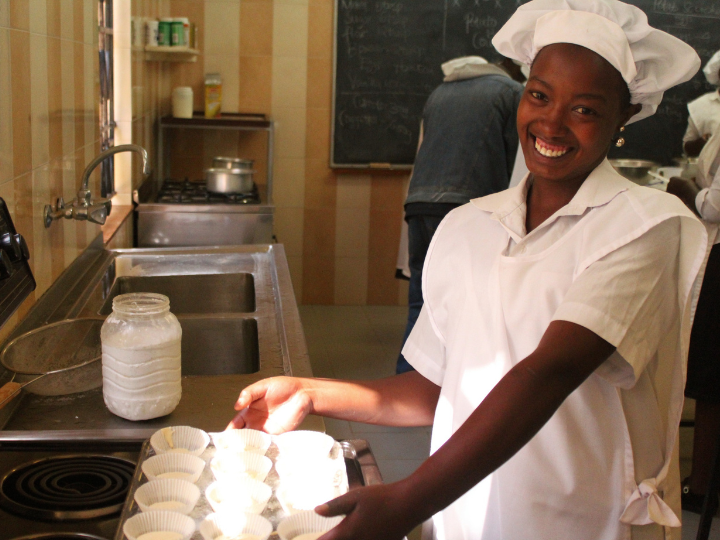 El proyecto AFRIKA ELKARREKIN BAI (Africa juntos sí) y Chef to Chef que promociona Harambee ONGD nace con el objetivo de apoyar a jóvenes mujeres africanas
