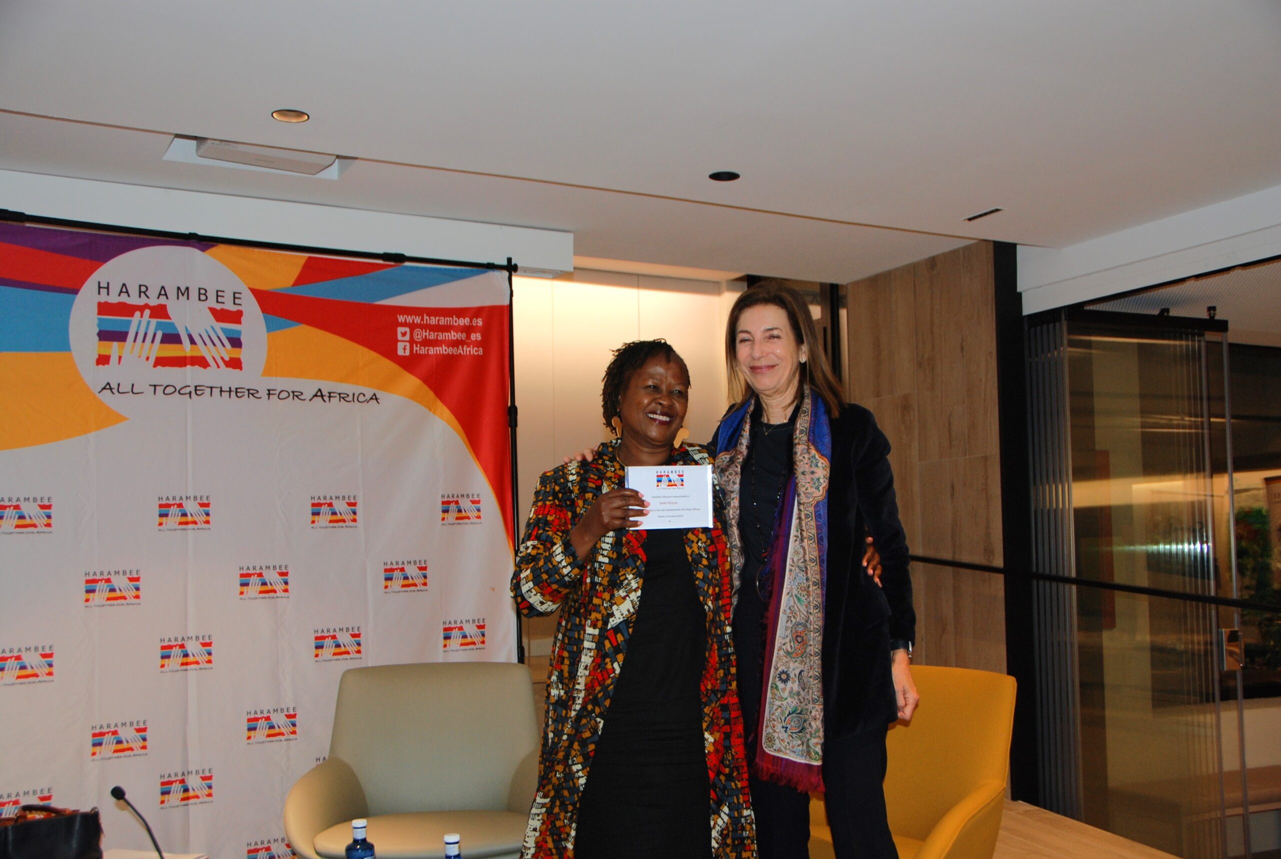 Valencia acoge a Susan Kinyua, “Premio Harambee 2024”, con un homenaje de Mujeres Emprendedoras - Noticias Harambee 2024